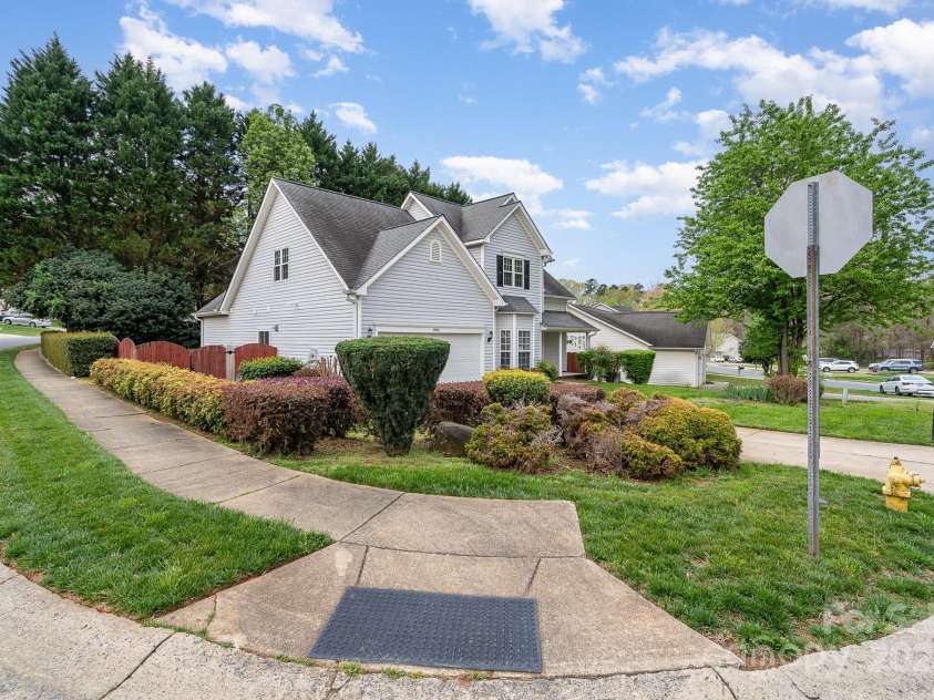 3905 Farlow Road, Charlotte, NC 28269.  MLS# CAR4238350, YatesRealty ID 19361. Corner Lot