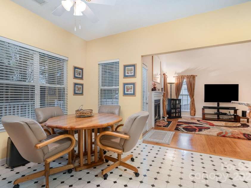 3905 Farlow Road, Charlotte, NC 28269.  MLS# CAR4238350, YatesRealty ID 19361. Dining Area / Breakfast Nook
