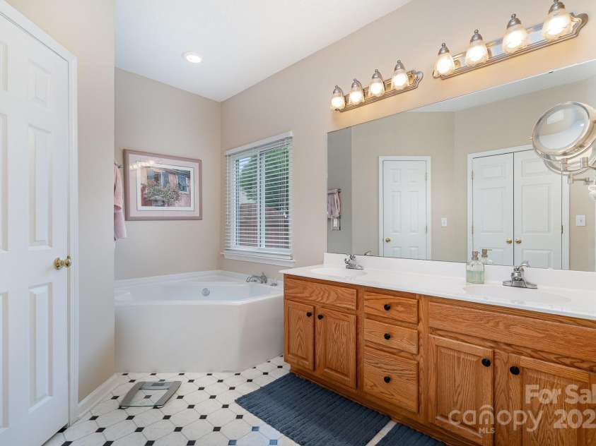 3905 Farlow Road, Charlotte, NC 28269.  MLS# CAR4238350, YatesRealty ID 19361. Ensuite Bath