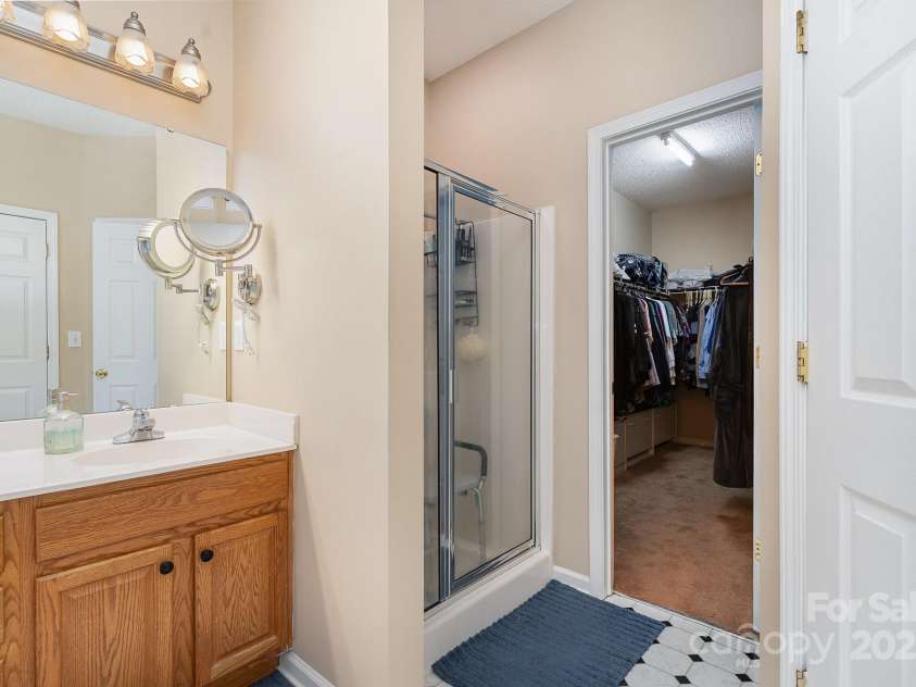 3905 Farlow Road, Charlotte, NC 28269.  MLS# CAR4238350, YatesRealty ID 19361. Ensuite Bath