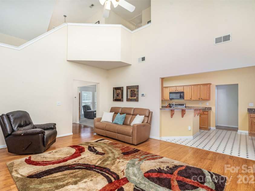 3905 Farlow Road, Charlotte, NC 28269.  MLS# CAR4238350, YatesRealty ID 19361. Family Room -vaulted ceiling