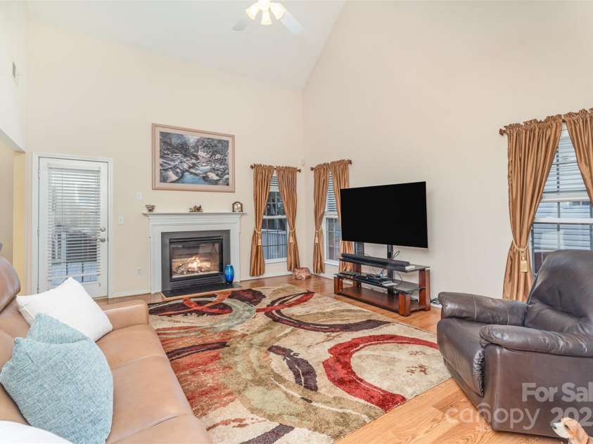 3905 Farlow Road, Charlotte, NC 28269.  MLS# CAR4238350, YatesRealty ID 19361. Family Room - vaulted ceiling