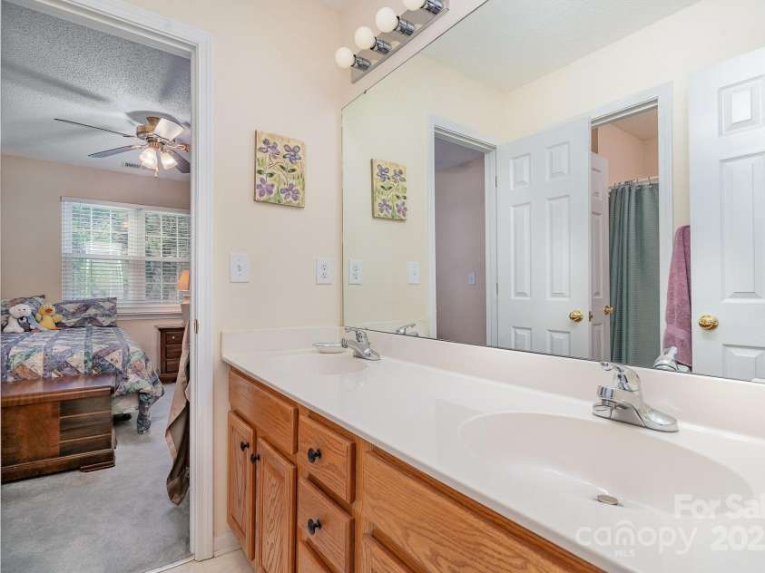 3905 Farlow Road, Charlotte, NC 28269.  MLS# CAR4238350, YatesRealty ID 19361. Full Bath -connected shared