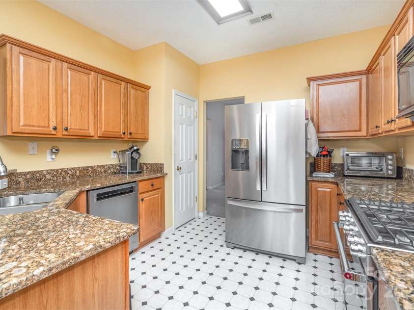 3905 Farlow Road, Charlotte, NC 28269.  MLS# CAR4238350, YatesRealty ID 19361. Kitchen