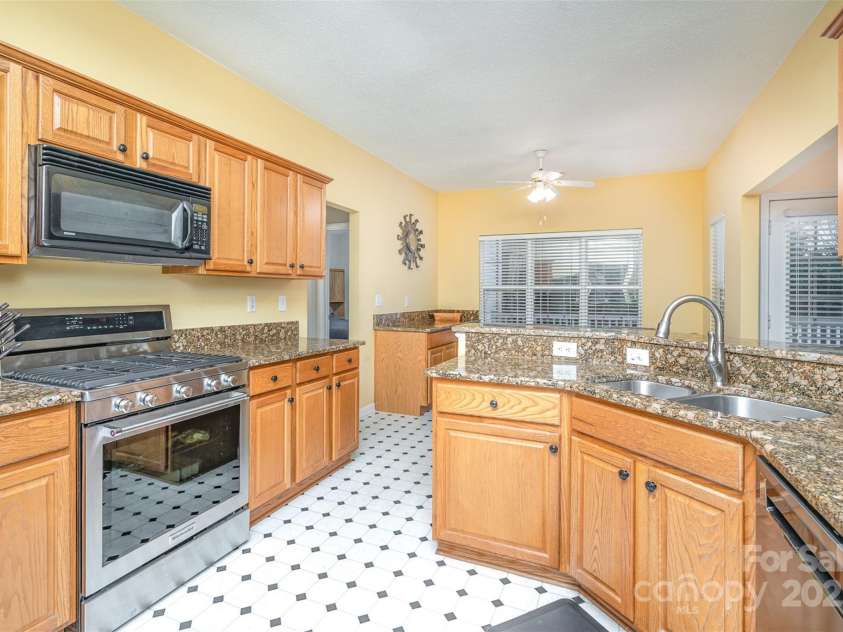 3905 Farlow Road, Charlotte, NC 28269.  MLS# CAR4238350, YatesRealty ID 19361. Kitchen