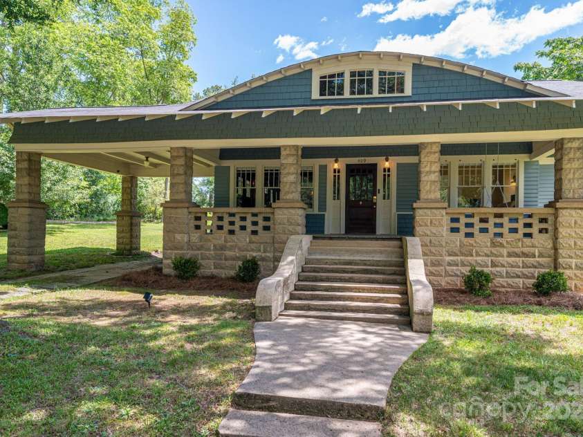 409 Grove Street, Lincolnton, NC 28092.  MLS# CAR4264134, YatesRealty ID 19364. 