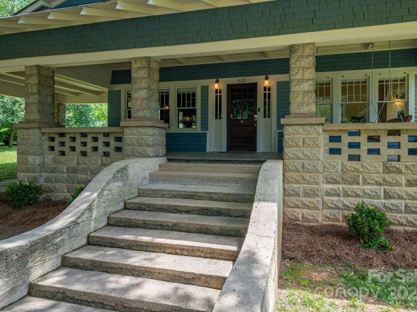 409 Grove Street, Lincolnton, NC 28092.  MLS# CAR4264134, YatesRealty ID 19364. 
