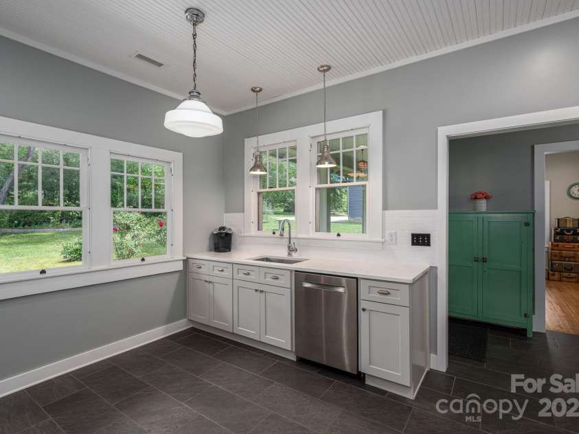 409 Grove Street, Lincolnton, NC 28092.  MLS# CAR4264134, YatesRealty ID 19364. 