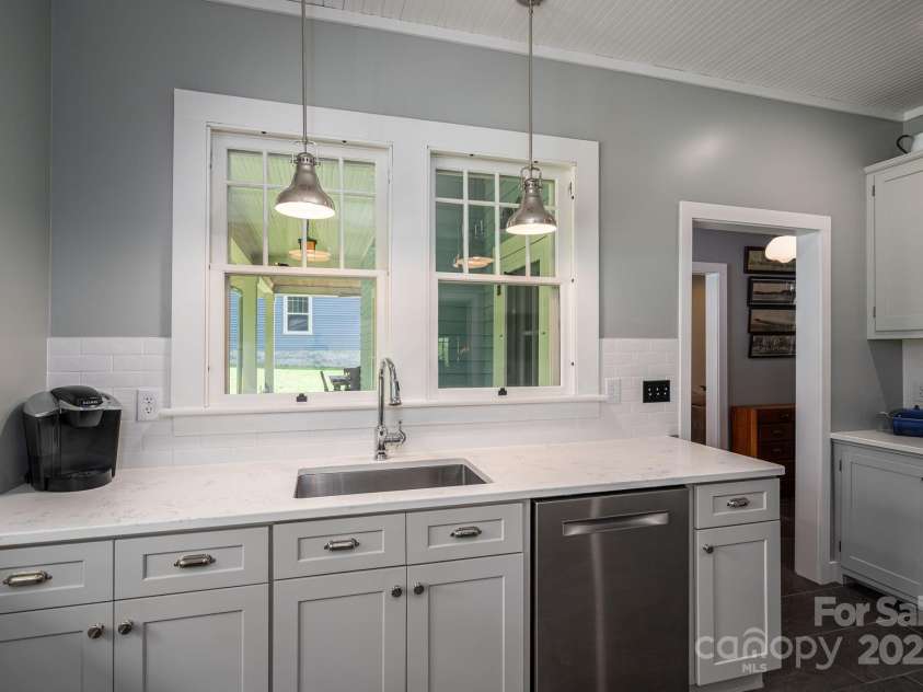 409 Grove Street, Lincolnton, NC 28092.  MLS# CAR4264134, YatesRealty ID 19364. 