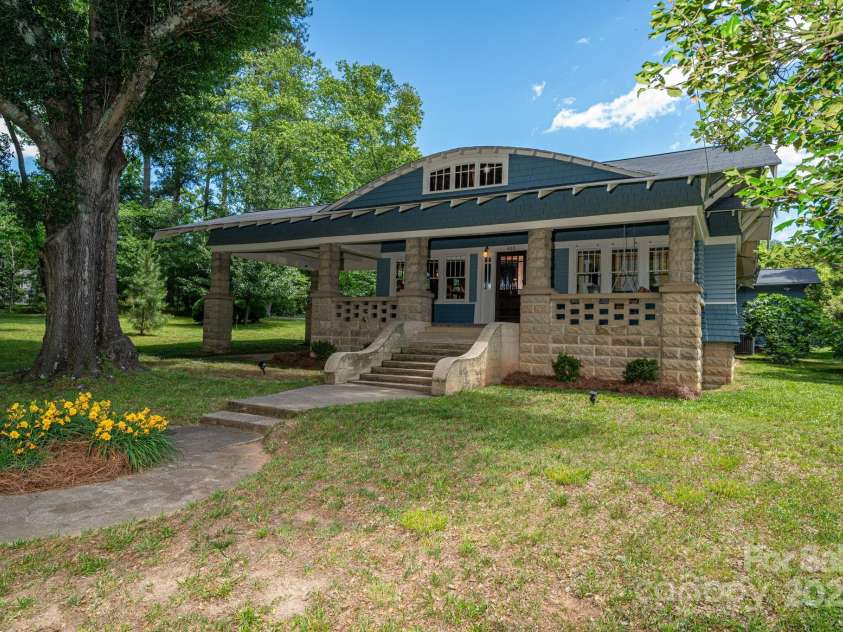 409 Grove Street, Lincolnton, NC 28092.  MLS# CAR4264134, YatesRealty ID 19364. 