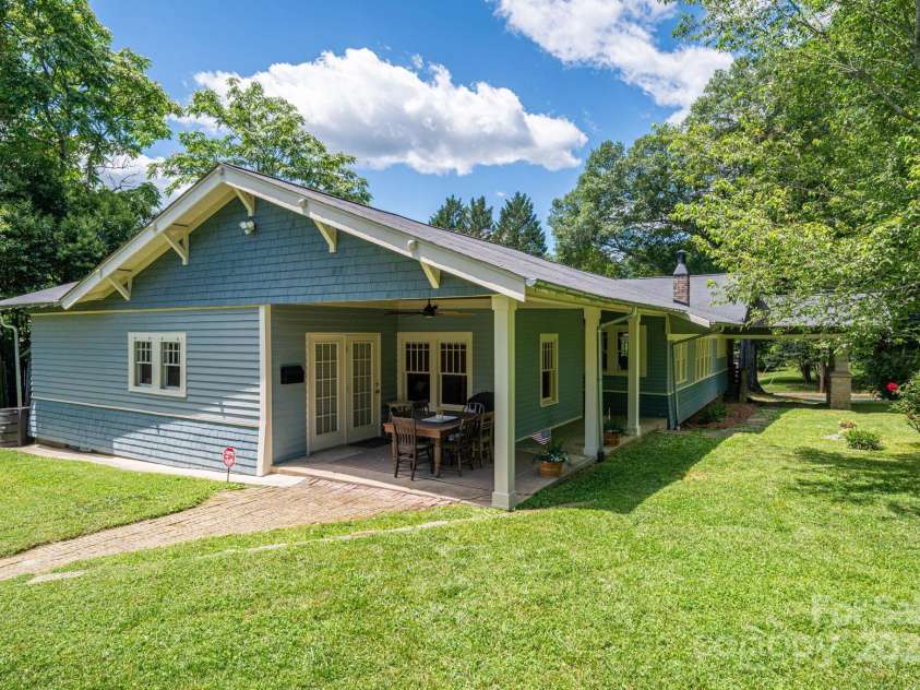 409 Grove Street, Lincolnton, NC 28092.  MLS# CAR4264134, YatesRealty ID 19364. 