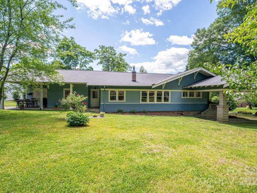 409 Grove Street, Lincolnton, NC 28092.  MLS# CAR4264134, YatesRealty ID 19364. 