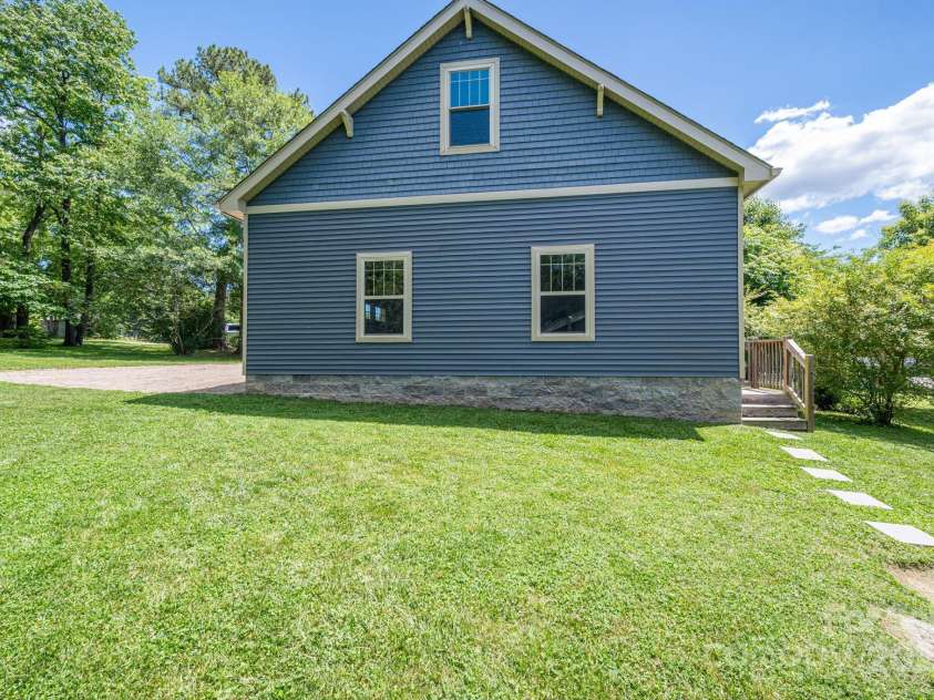 409 Grove Street, Lincolnton, NC 28092.  MLS# CAR4264134, YatesRealty ID 19364. 