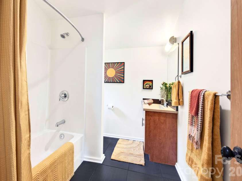 321 Barnard Avenue, Asheville, NC 28804.  MLS# CAR4372658, YatesRealty ID 19365. 3rd Bathroom
