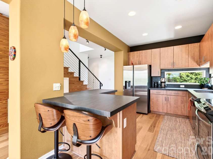 321 Barnard Avenue, Asheville, NC 28804.  MLS# CAR4372658, YatesRealty ID 19365. 