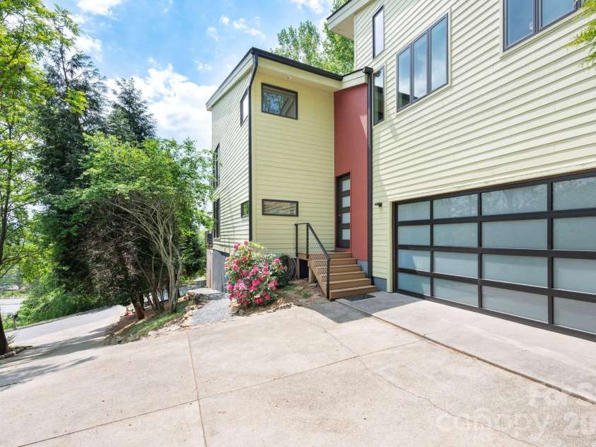 321 Barnard Avenue, Asheville, NC 28804.  MLS# CAR4372658, YatesRealty ID 19365. 