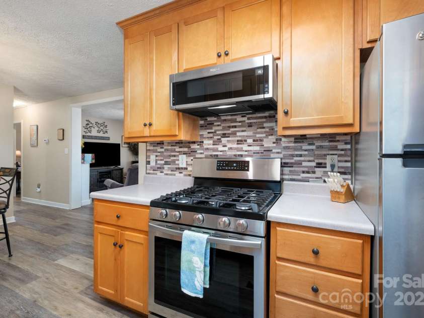 55 Upper Moffitt Road, Asheville, NC 28805.  MLS# CAR4268757, YatesRealty ID 19365. Gas Range
