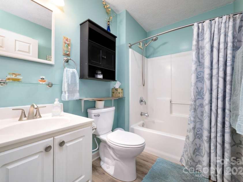 55 Upper Moffitt Road, Asheville, NC 28805.  MLS# CAR4268757, YatesRealty ID 19365. Hallway Access Full Bathroom