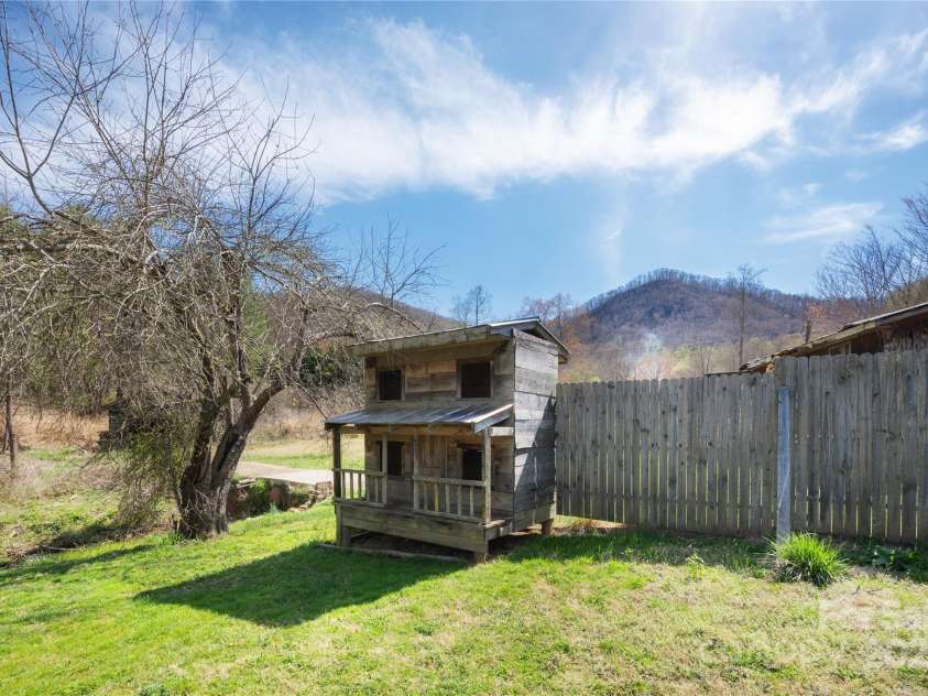 492 Paint Fork Road, Barnardsville, NC 28709.  MLS# CAR4239346, YatesRealty ID 19369. Chicken Coup