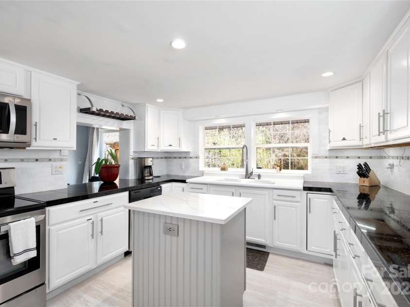 492 Paint Fork Road, Barnardsville, NC 28709.  MLS# CAR4239346, YatesRealty ID 19369. Kitchen