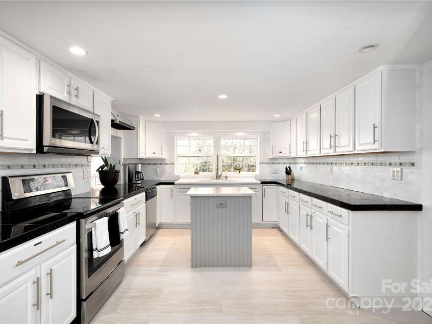 492 Paint Fork Road, Barnardsville, NC 28709.  MLS# CAR4239346, YatesRealty ID 19369. Kitchen