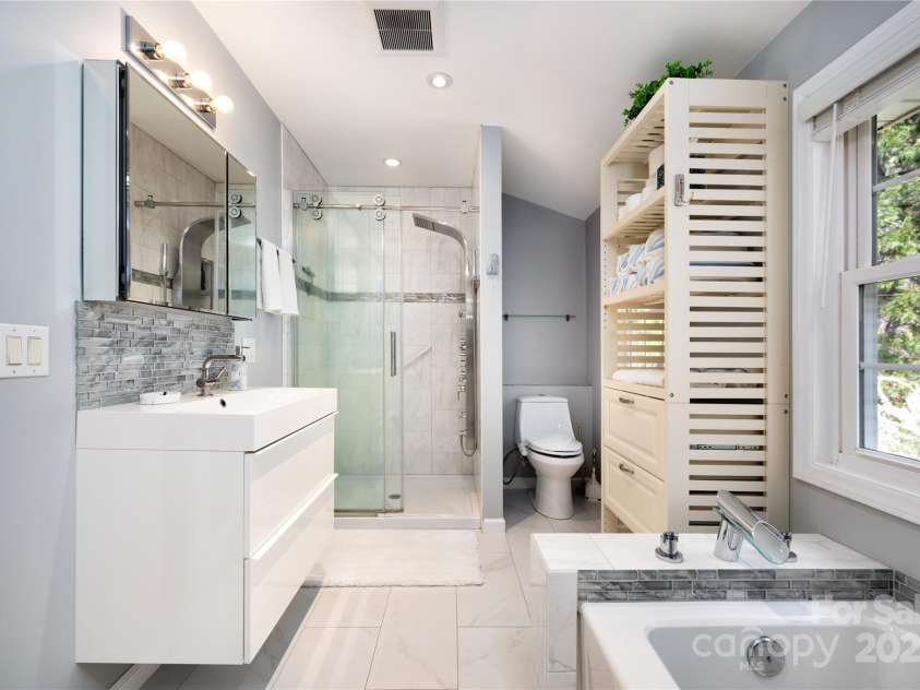 492 Paint Fork Road, Barnardsville, NC 28709.  MLS# CAR4239346, YatesRealty ID 19369. Luxurious Master Bath