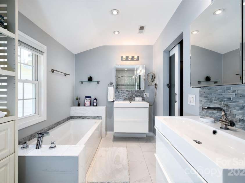 492 Paint Fork Road, Barnardsville, NC 28709.  MLS# CAR4239346, YatesRealty ID 19369. Master Bath