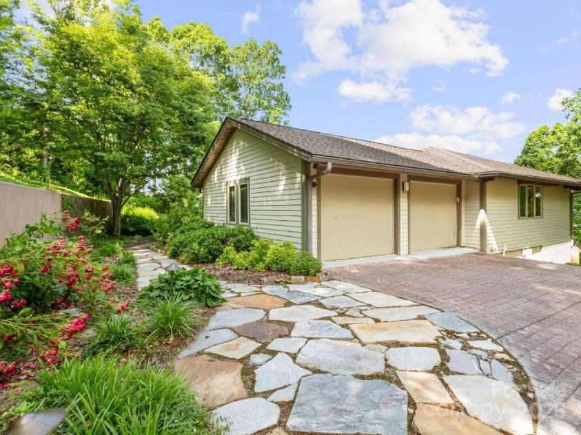 705 Overlook Drive, Flat Rock, NC 28731.  MLS# CAR4238498, YatesRealty ID 19377. 