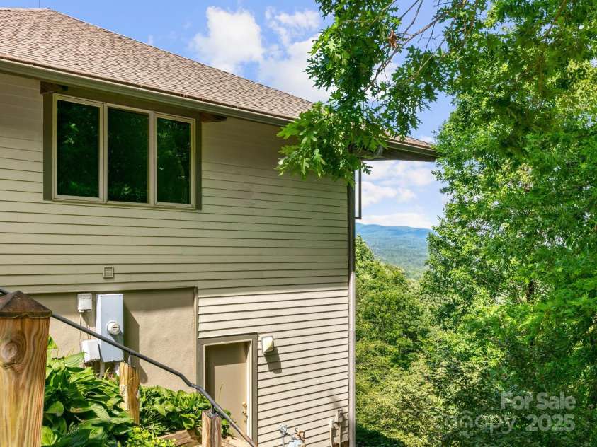 705 Overlook Drive, Flat Rock, NC 28731.  MLS# CAR4238498, YatesRealty ID 19377. 