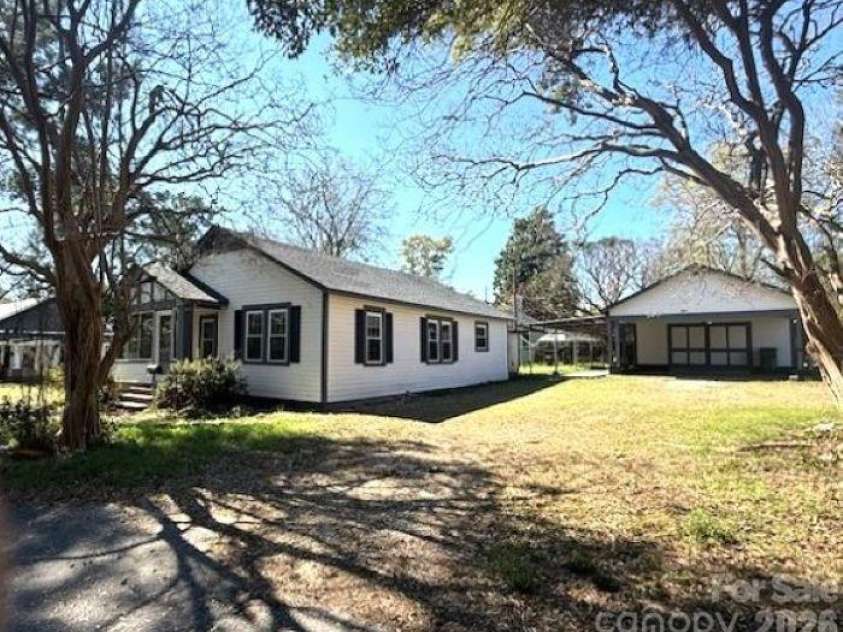 161 Seaboard Street, Cheraw, SC 29520.  MLS# CAR4362856, YatesRealty ID 19379. 