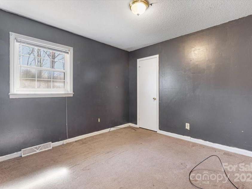 629 Johns Lane, Gastonia, NC 28052.  MLS# CAR4228647, YatesRealty ID 1938. 