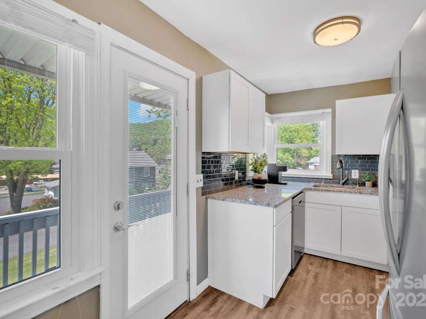 202 Hillside Drive, Burnsville, NC 28714.  MLS# CAR4260335, YatesRealty ID 19386. 