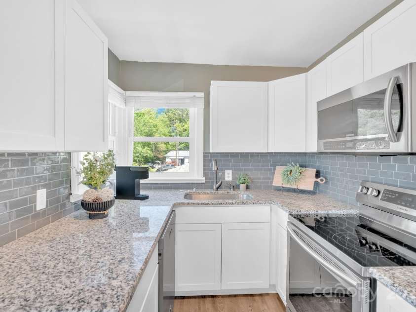 202 Hillside Drive, Burnsville, NC 28714.  MLS# CAR4260335, YatesRealty ID 19386. 