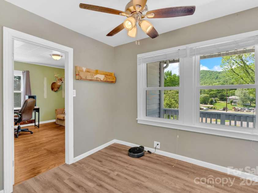 202 Hillside Drive, Burnsville, NC 28714.  MLS# CAR4260335, YatesRealty ID 19386. 