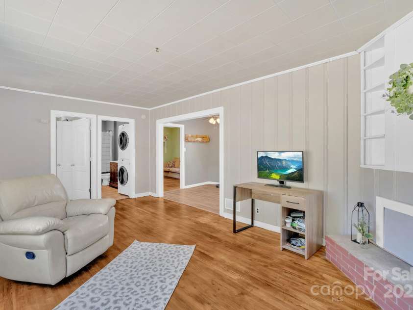 202 Hillside Drive, Burnsville, NC 28714.  MLS# CAR4260335, YatesRealty ID 19386. 