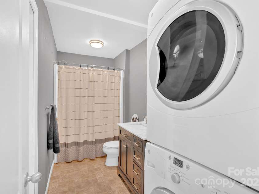 202 Hillside Drive, Burnsville, NC 28714.  MLS# CAR4260335, YatesRealty ID 19386. 