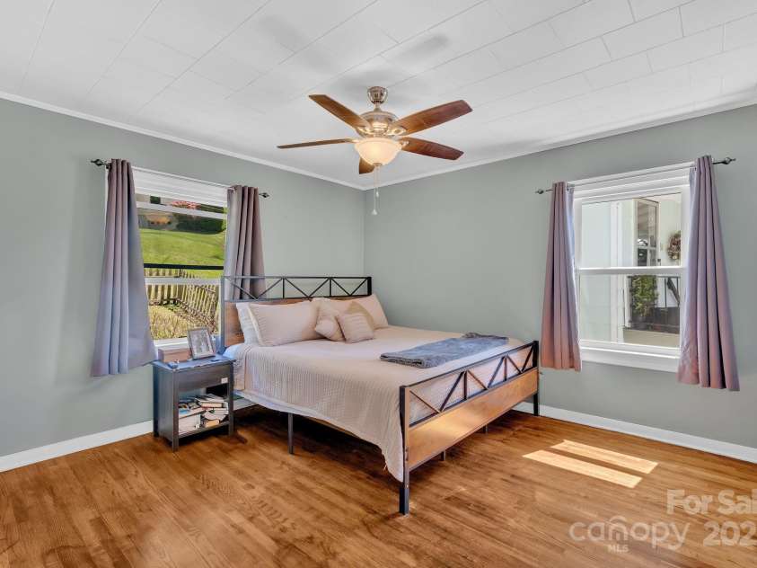 202 Hillside Drive, Burnsville, NC 28714.  MLS# CAR4260335, YatesRealty ID 19386. 