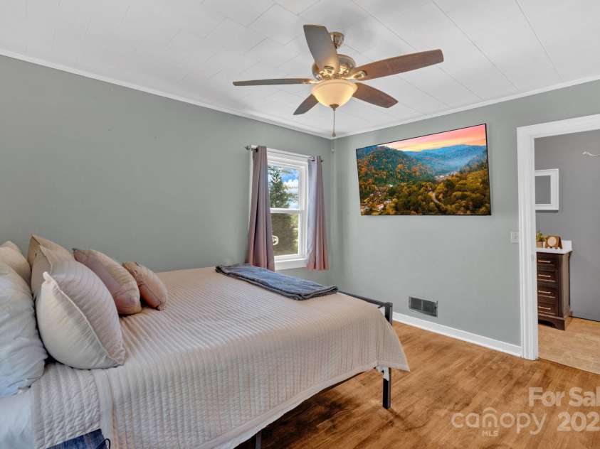 202 Hillside Drive, Burnsville, NC 28714.  MLS# CAR4260335, YatesRealty ID 19386. 