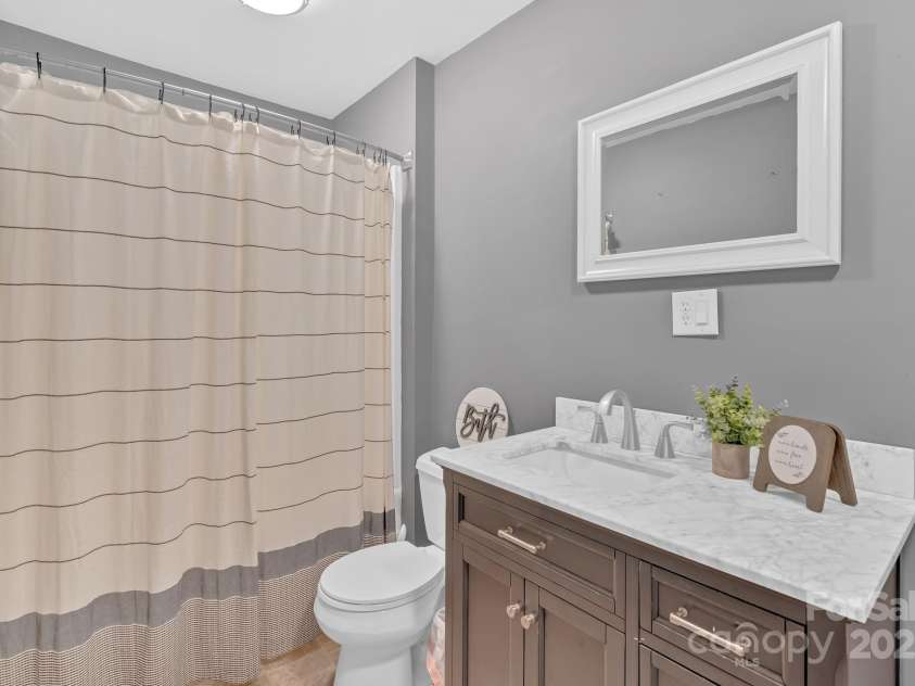 202 Hillside Drive, Burnsville, NC 28714.  MLS# CAR4260335, YatesRealty ID 19386. 