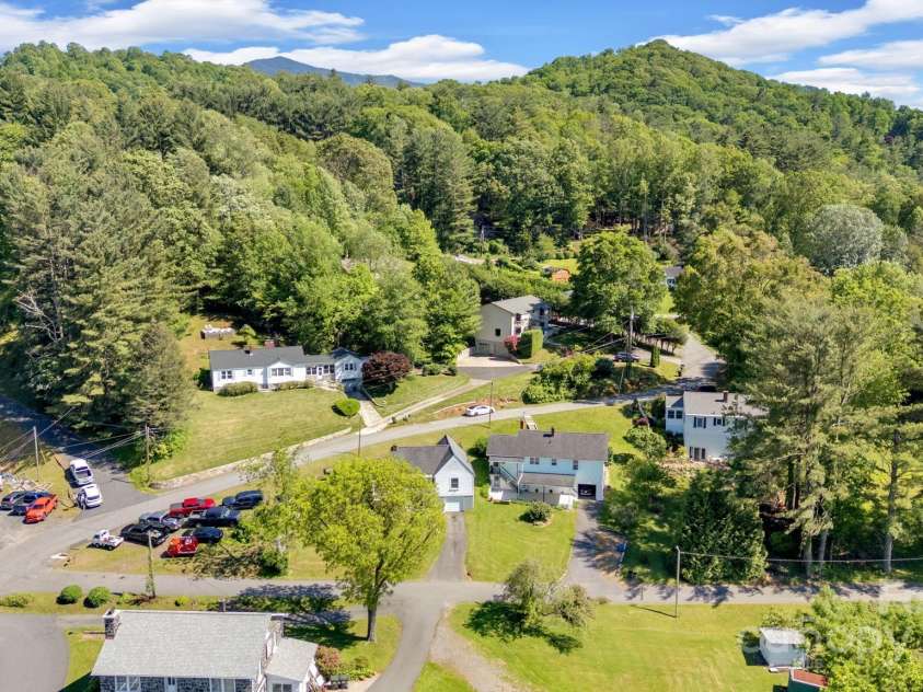 202 Hillside Drive, Burnsville, NC 28714.  MLS# CAR4260335, YatesRealty ID 19386. 