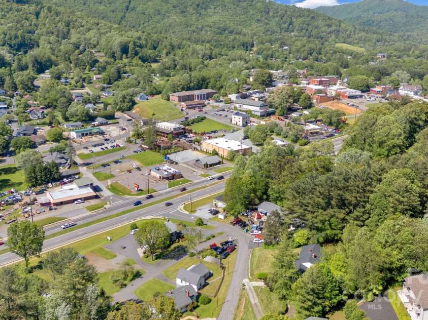 202 Hillside Drive, Burnsville, NC 28714.  MLS# CAR4260335, YatesRealty ID 19386. 