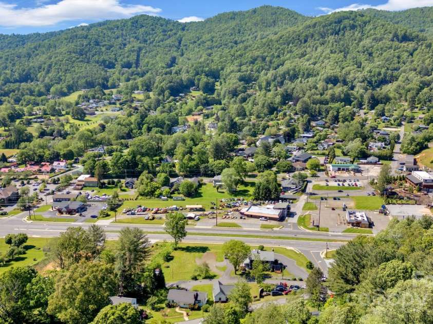 202 Hillside Drive, Burnsville, NC 28714.  MLS# CAR4260335, YatesRealty ID 19386. 