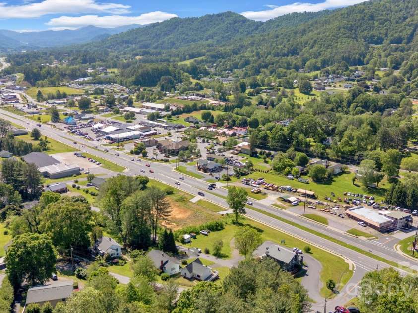 202 Hillside Drive, Burnsville, NC 28714.  MLS# CAR4260335, YatesRealty ID 19386. 