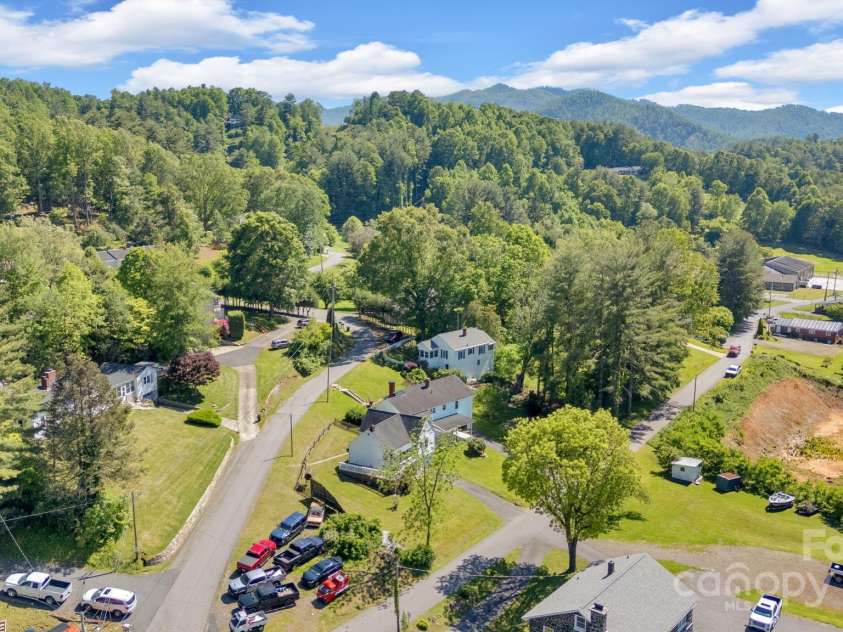 202 Hillside Drive, Burnsville, NC 28714.  MLS# CAR4260335, YatesRealty ID 19386. 