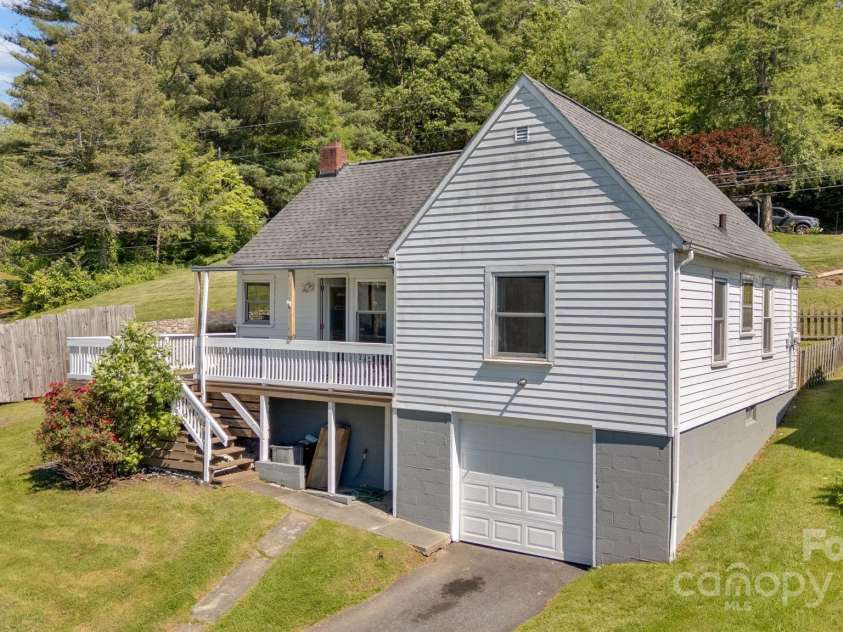 202 Hillside Drive, Burnsville, NC 28714.  MLS# CAR4260335, YatesRealty ID 19386. 