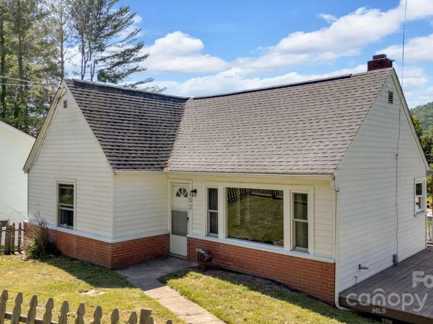 202 Hillside Drive, Burnsville, NC 28714.  MLS# CAR4260335, YatesRealty ID 19386. 