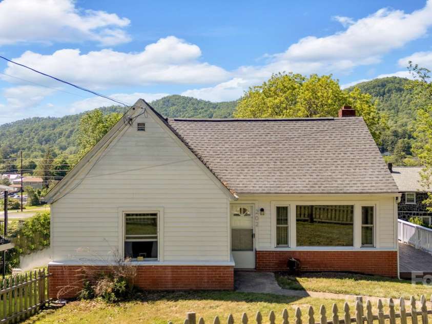 202 Hillside Drive, Burnsville, NC 28714.  MLS# CAR4260335, YatesRealty ID 19386. 