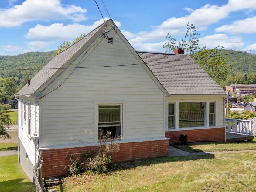 202 Hillside Drive, Burnsville, NC 28714.  MLS# CAR4260335, YatesRealty ID 19386. 