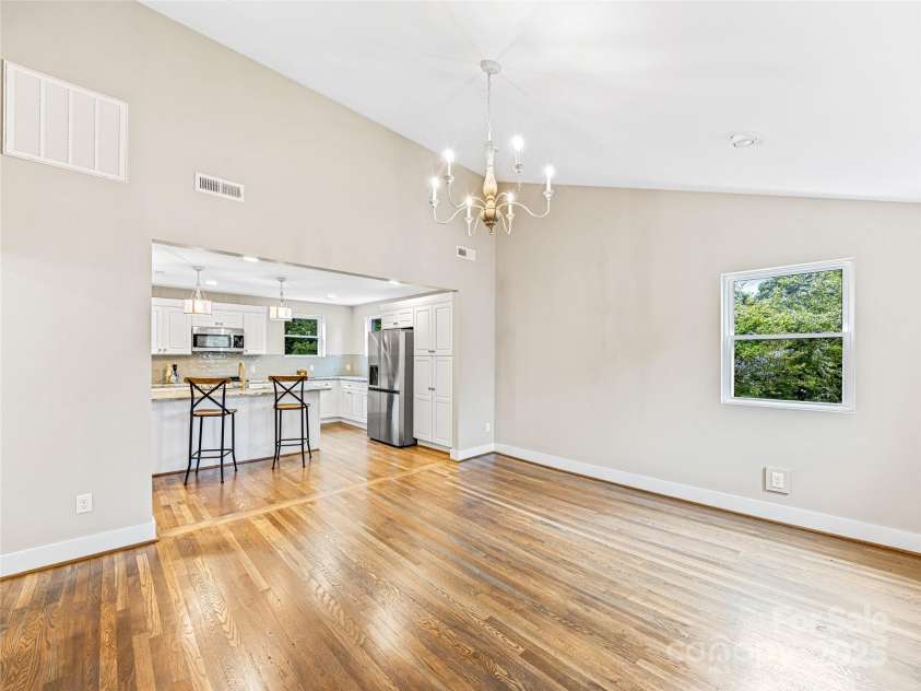 162 Courtland Place, Asheville, NC 28801.  MLS# CAR4261167, YatesRealty ID 19387. 