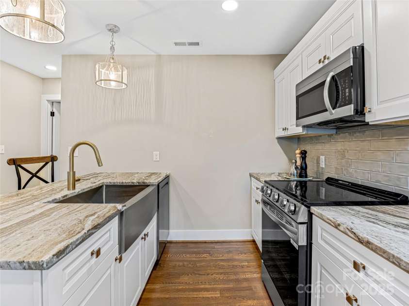 162 Courtland Place, Asheville, NC 28801.  MLS# CAR4261167, YatesRealty ID 19387. 